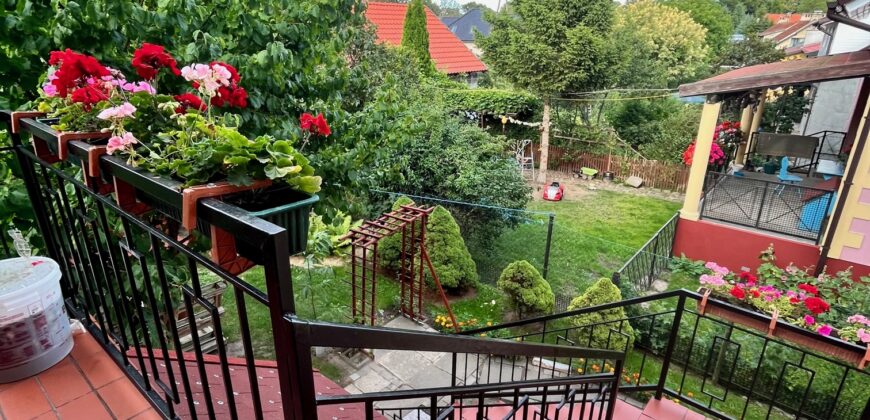 Dom we Fromborku, mały domek, garaż, ogród.
